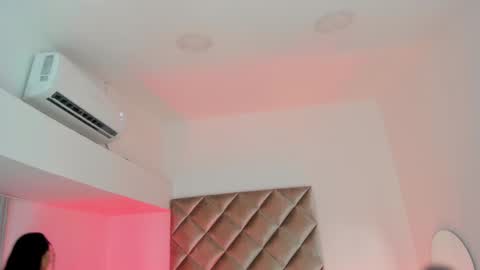 INSTAGRAM  m2221     online show from February 3, 2025, 10:03 am