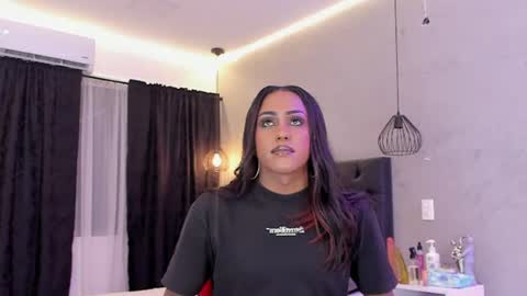 Snapshot of naomi__blair chatting on June 24, 2026, 3:27 am Naomi Blair online show from June 24, 2026, 3:27 am