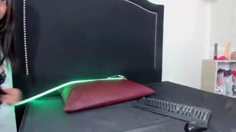 naomidirty_ online show from April 28, 2026, 1:27 pm