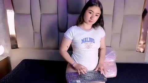 Snapshot of naomii_star chatting on November 20, 2025, 9:25 pm online show from November 20, 2025, 9:25 pm