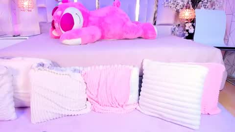 Snapshot of naomii_star chatting on June 12, 2026, 6:12 am online show from June 12, 2026, 6:12 am