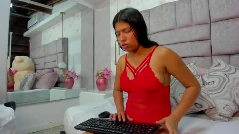 Snapshot of naomiikloss chatting on June 5, 2026, 12:33 pm Naomi online show from June 5, 2026, 12:33 pm