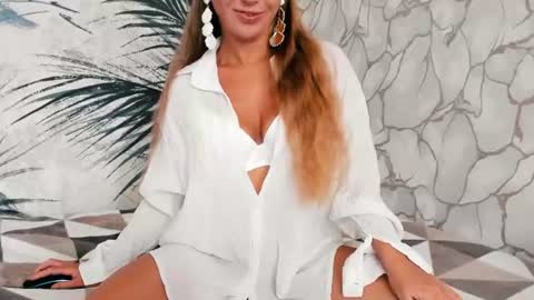 Snapshot of naomimelone chatting on June 17, 2026, 4:26 am Naomi online show from June 17, 2026, 4:26 am