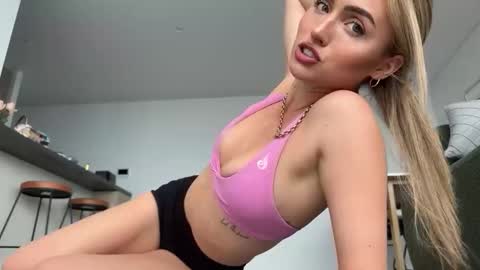 Snapshot of naomirhoades chatting on February 4, 2025, 10:45 pm naomirhoades online show from February 4, 2025, 10:45 pm