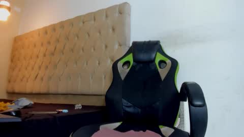 naomis_35 online show from February 6, 2026, 8:12 pm