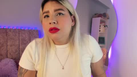 Snapshot of naomisanz_ chatting on May 19, 2026, 5:36 am Laura online show from May 19, 2026, 5:36 am