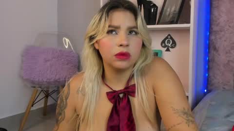 Snapshot of naomisanz_ chatting on June 1, 2026, 6:59 am Laura online show from June 1, 2026, 6:59 am