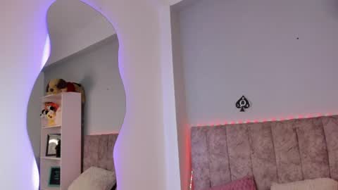 Snapshot of naomisanz_ chatting on June 16, 2026, 6:27 am Laura online show from June 16, 2026, 6:27 am