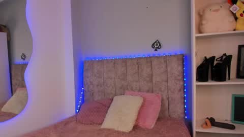 Snapshot of naomisanz_ chatting on June 17, 2026, 3:02 pm Laura online show from June 17, 2026, 3:02 pm