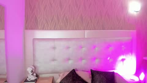 Snapshot of naomiwhitee chatting on July 19, 2026, 12:09 pm NaomiWhite online show from July 19, 2026, 12:09 pm