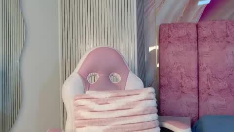 Naomy  online show from April 17, 2026, 2:09 pm