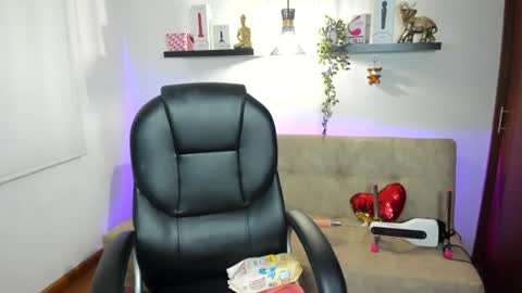 Snapshot of naomy_hot04 chatting on August 6, 2026, 12:01 am naomy online show from August 6, 2026, 12:01 am