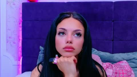 nataliacroft online show from April 13, 2026, 2:33 pm