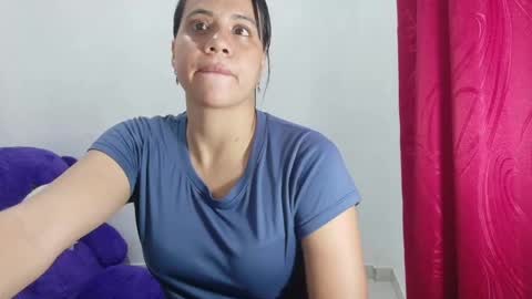 nataliavela online show from April 17, 2026, 2:25 am