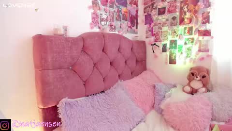 Snapshot of natalie_jaensen chatting on February 14, 2025, 11:31 am online show from February 14, 2025, 11:31 am