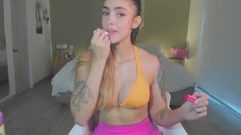 Snapshot of nataly_05 chatting on November 14, 2025, 8:40 pm anatalybee online show from November 14, 2025, 8:40 pm