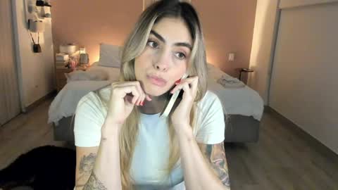 anatalybee online show from April 30, 2026, 12:28 am