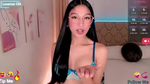 Snapshot of nathalie_hadid chatting on March 5, 2025, 4:57 pm please follow me guyss online show from March 5, 2025, 4:57 pm