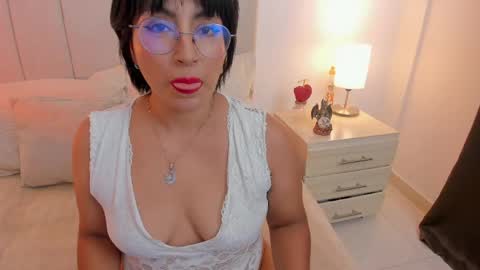 Snapshot of natty_bush chatting on May 8, 2026, 9:42 pm Nathalie online show from May 8, 2026, 9:42 pm