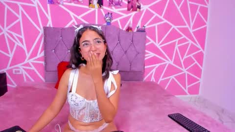 Snapshot of naty_star18 chatting on December 16, 2025, 12:37 am Natalia online show from December 16, 2025, 12:37 am