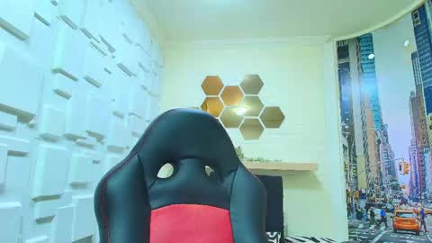 Kitten online show from April 17, 2026, 11:57 am