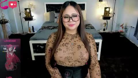 Snapshot of naughtytrans_huntress chatting on June 19, 2026, 2:32 pm ITS ME YOGIRL PATRICIA online show from June 19, 2026, 2:32 pm