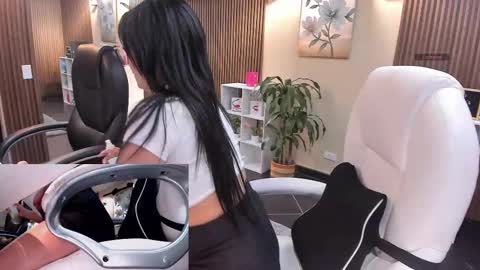         online show from November 3, 2025, 7:04 pm