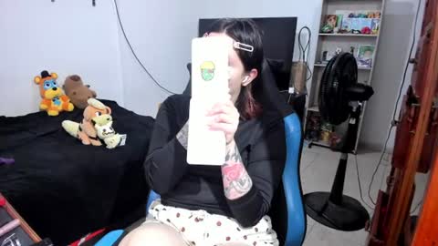 Snapshot of neeko_lol_ chatting on July 19, 2026, 1:37 pm Geek Nicole im Neeko UwU online show from July 19, 2026, 1:37 pm