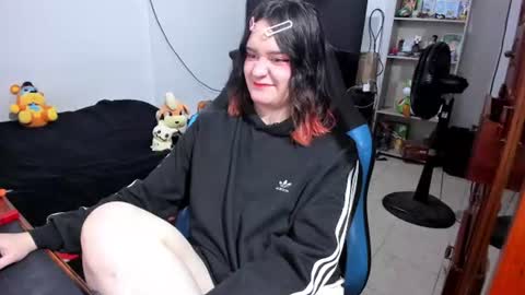 Snapshot of neeko_lol_ chatting on July 25, 2026, 3:09 pm Geek Nicole im Neeko UwU online show from July 25, 2026, 3:09 pm
