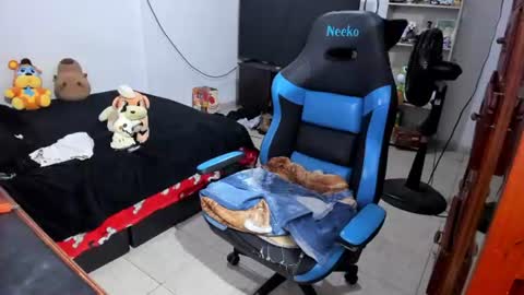Snapshot of neeko_lol_ chatting on July 27, 2026, 11:28 am Geek Nicole im Neeko UwU online show from July 27, 2026, 11:28 am