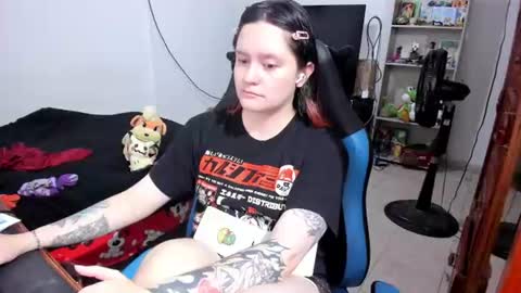 Snapshot of neeko_lol_ chatting on July 30, 2026, 12:37 pm Geek Nicole im Neeko UwU online show from July 30, 2026, 12:37 pm
