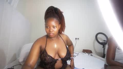 Snapshot of nellyeluxe chatting on May 28, 2026, 1:36 am nellyeluxe online show from May 28, 2026, 1:36 am