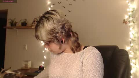 Snapshot of neurotic_witch chatting on October 2, 2025, 5:47 am Mar online show from October 2, 2025, 5:47 am