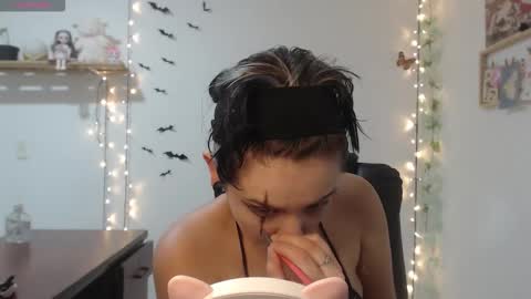 Snapshot of neurotic_witch chatting on October 19, 2025, 3:07 am Mar online show from October 19, 2025, 3:07 am