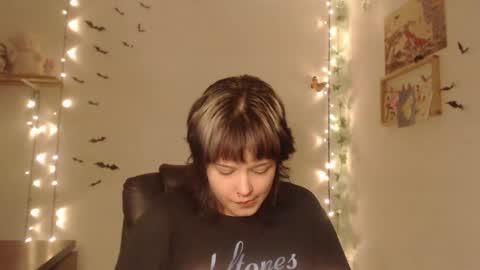 Snapshot of neurotic_witch chatting on October 26, 2025, 7:36 am Mar online show from October 26, 2025, 7:36 am