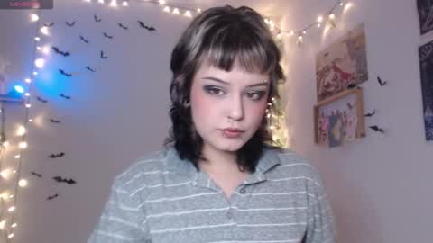 Snapshot of neurotic_witch chatting on November 5, 2025, 6:02 am Mar online show from November 5, 2025, 6:02 am