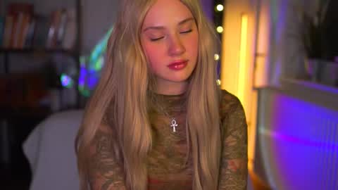 Snapshot of newkitty_18 chatting on March 5, 2026, 9:33 pm Nika online show from March 5, 2026, 9:33 pm