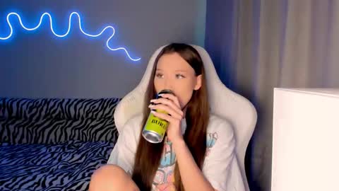 Snapshot of neyrmina chatting on October 27, 2025, 12:53 pm Mina online show from October 27, 2025, 12:53 pm