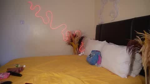 kikiNiaAria online show from January 19, 2025, 9:33 am