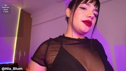 Snapshot of nia_blum chatting on December 19, 2025, 3:35 am Nia Blum online show from December 19, 2025, 3:35 am