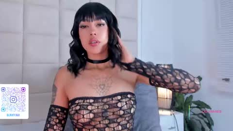 Nia online show from September 13, 2025, 1:33 pm