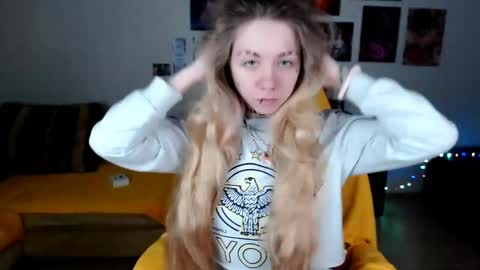 nica_kawaii online show from May 4, 2026, 7:37 am