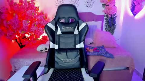 nickie_reed_ online show from May 27, 2026, 9:56 pm