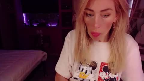 Snapshot of nicole_g0ld_ chatting on October 28, 2025, 10:19 am Nicole online show from October 28, 2025, 10:19 am