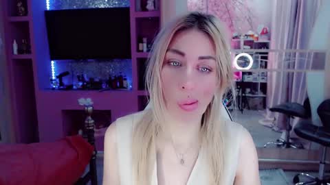 Snapshot of nicole_g0ld_ chatting on December 15, 2025, 2:16 am Nicole online show from December 15, 2025, 2:16 am