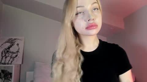 Snapshot of nicole_yo chatting on February 15, 2025, 7:27 am Mary online show from February 15, 2025, 7:27 am