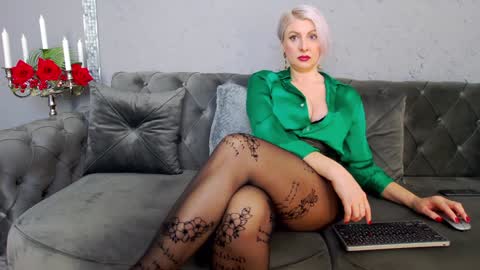 Snapshot of nicoledom chatting on January 20, 2025, 1:11 pm Nicole Domme online show from January 20, 2025, 1:11 pm