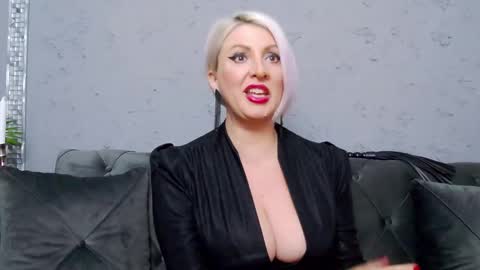 Snapshot of nicoledom chatting on February 28, 2025, 2:09 pm Nicole Domme online show from February 28, 2025, 2:09 pm