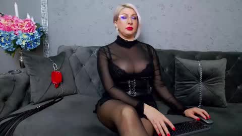 Snapshot of nicoledom chatting on November 24, 2025, 1:11 pm Nicole Domme online show from November 24, 2025, 1:11 pm