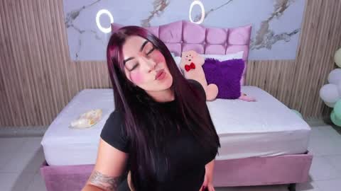 nicolee19_ online show from April 7, 2026, 10:59 am